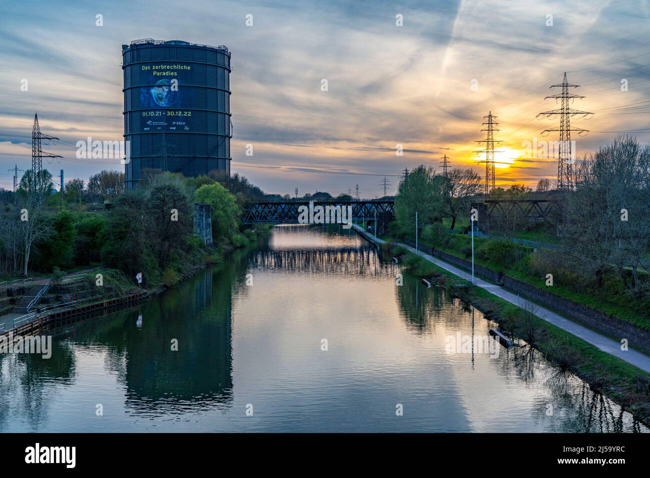 Neue Mitte Oberhausen, sala espositiva Gasometer, dopo ristrutturazione, canale Reno-Herne, illuminazione serale, Mostra il paradiso fragile, NRW, Germania Foto Stock