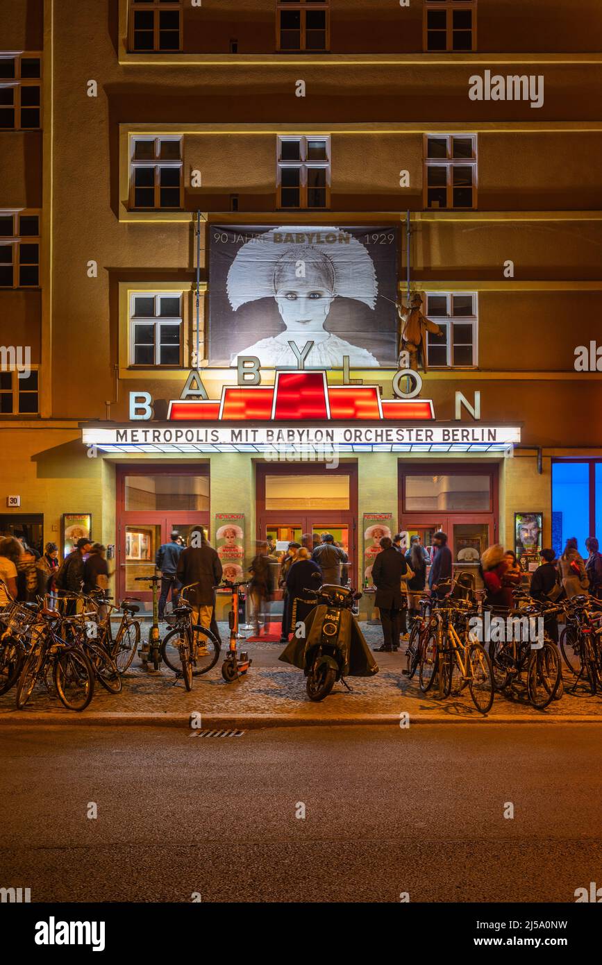 Babylon cinema di notte (Kino Babylon) - un iconico cinema d'arte all'interno di un edificio storico nel distretto di Berlino Mitte, Berlino, Germania, UE Foto Stock