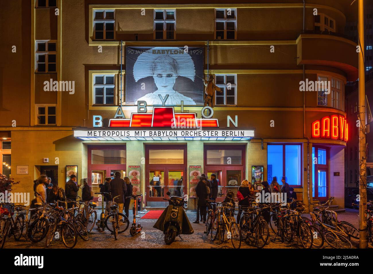 Babylon cinema di notte (Kino Babylon) - un iconico cinema d'arte all'interno di un edificio storico nel distretto di Berlino Mitte, Berlino, Germania, UE Foto Stock