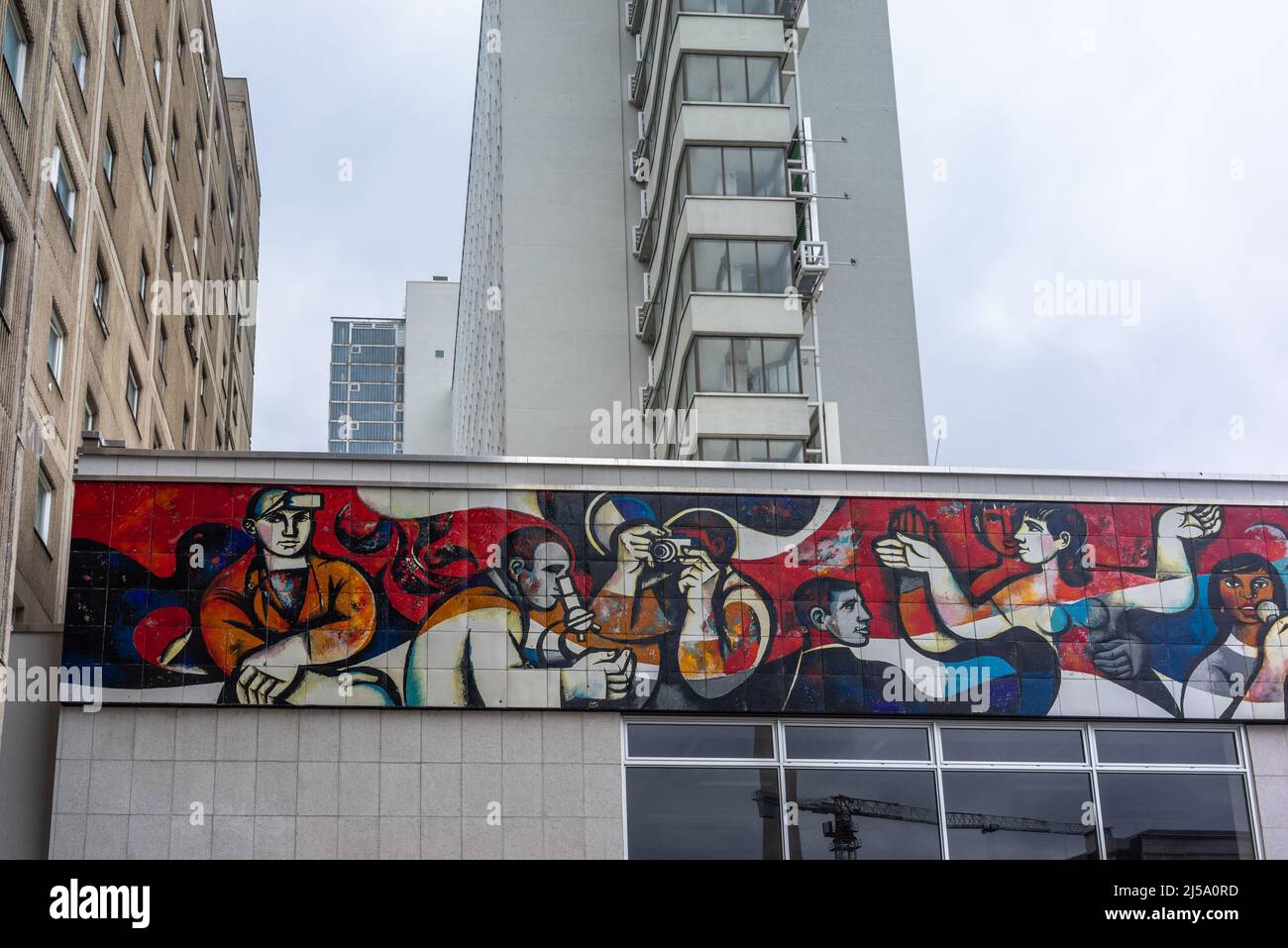 Murale a muro colorato dell'era comunista di Berlino Est ad Alexanderplatz, Berlino, Germania, UE Foto Stock