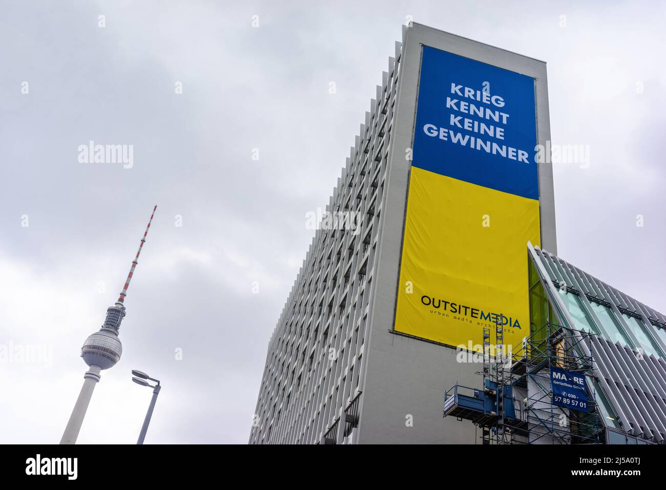 Krieg kennt keine Gewinner (la guerra non conosce i vincitori) banner in solidarietà con l'Ucraina all'Alexanderplatz di Berlino, Germania, Europa Foto Stock