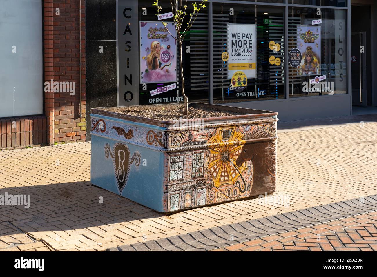 Murale dipinto a mano delle scene locali di Basingstoke su una piantatrice nel centro di Basingstoke Aprile 2022. Parte di Streets Alive festeggia gli artisti locali. REGNO UNITO Foto Stock