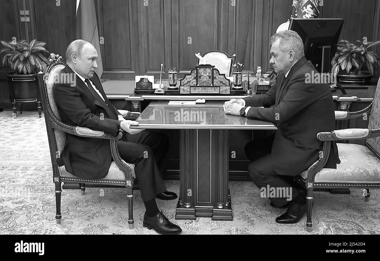 Incontro del Presidente russo Vladimir Putin con il Ministro della Difesa russo Sergei Shoigu 21 aprile 2022 nel Cremlino, Mosca Russia. FOTO: Cremlino Photo Pool Foto Stock