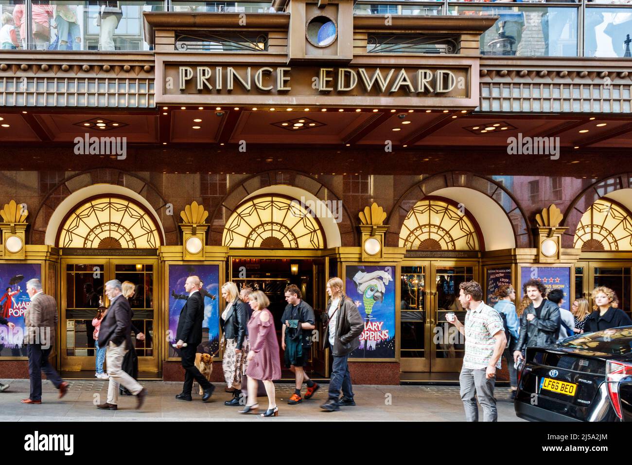 Pedoni fuori dal Prince Edward Theatre in Old Compton Street, Soho, che mostra una produzione di scena di Mary Poppins, Londra, Regno Unito Foto Stock