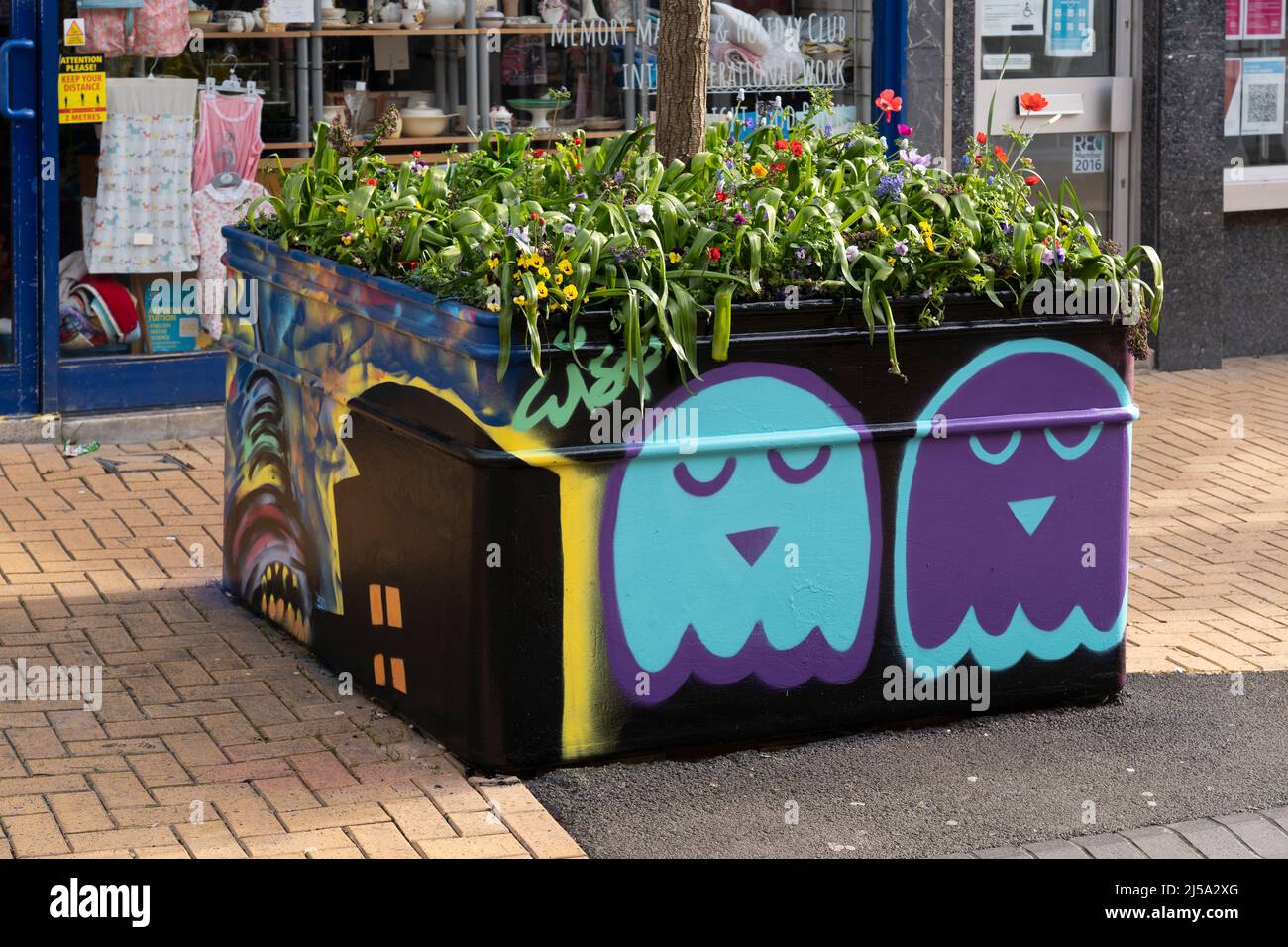 Murale dipinto a mano delle scene locali di Basingstoke su una piantatrice nel centro di Basingstoke Aprile 2022. Parte di Streets Alive festeggia gli artisti locali. REGNO UNITO Foto Stock