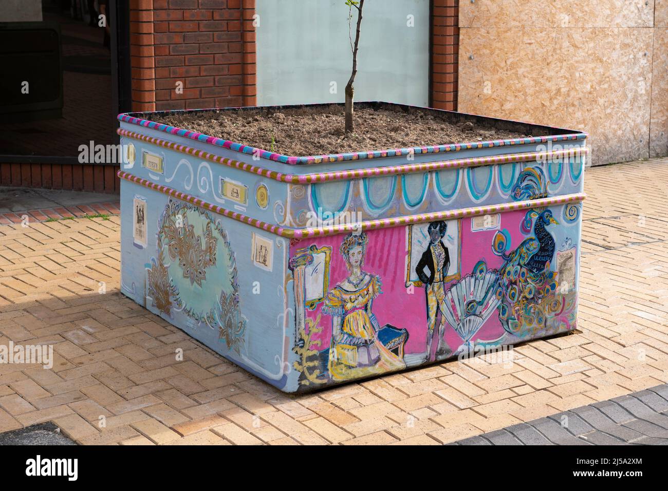 Murale dipinto a mano delle scene locali di Basingstoke su una piantatrice nel centro di Basingstoke Aprile 2022. Parte di Streets Alive festeggia gli artisti locali. REGNO UNITO Foto Stock