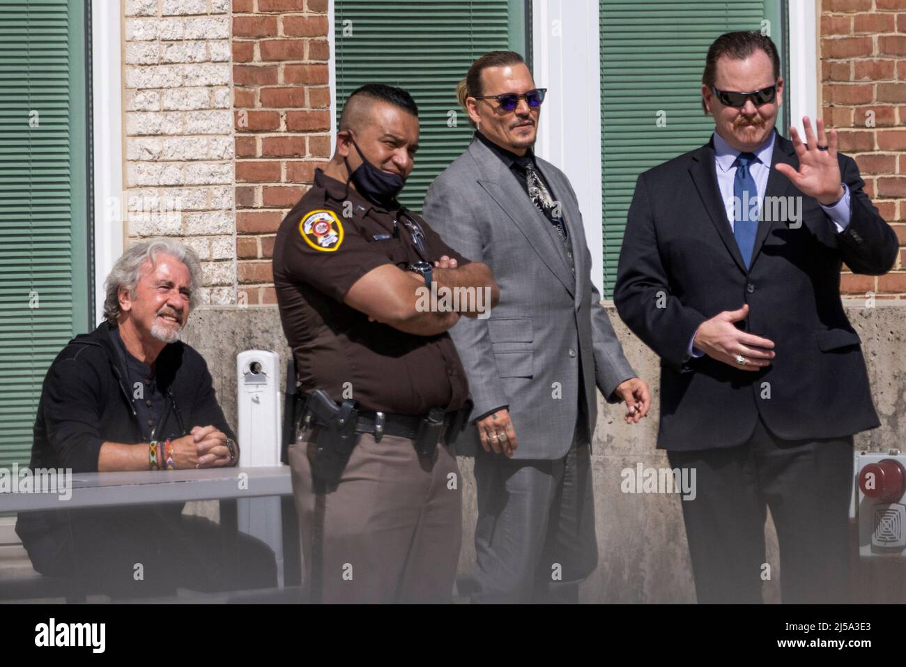 Johnny Depp ringrazia un fan per averlo incoraggiato fuori dal Fairfax County Circuit Court di Fairfax, Virginia, il 20 aprile 2022, durante una pausa nel suo processo di diffamazione civile in corso contro la sua ex-moglie Amber sentito. Credito: Aaron Schwartz/CNP (RESTRIZIONE: NESSUN giornale o giornale New York o New Jersey entro un raggio di 75 miglia da New York City) Foto Stock