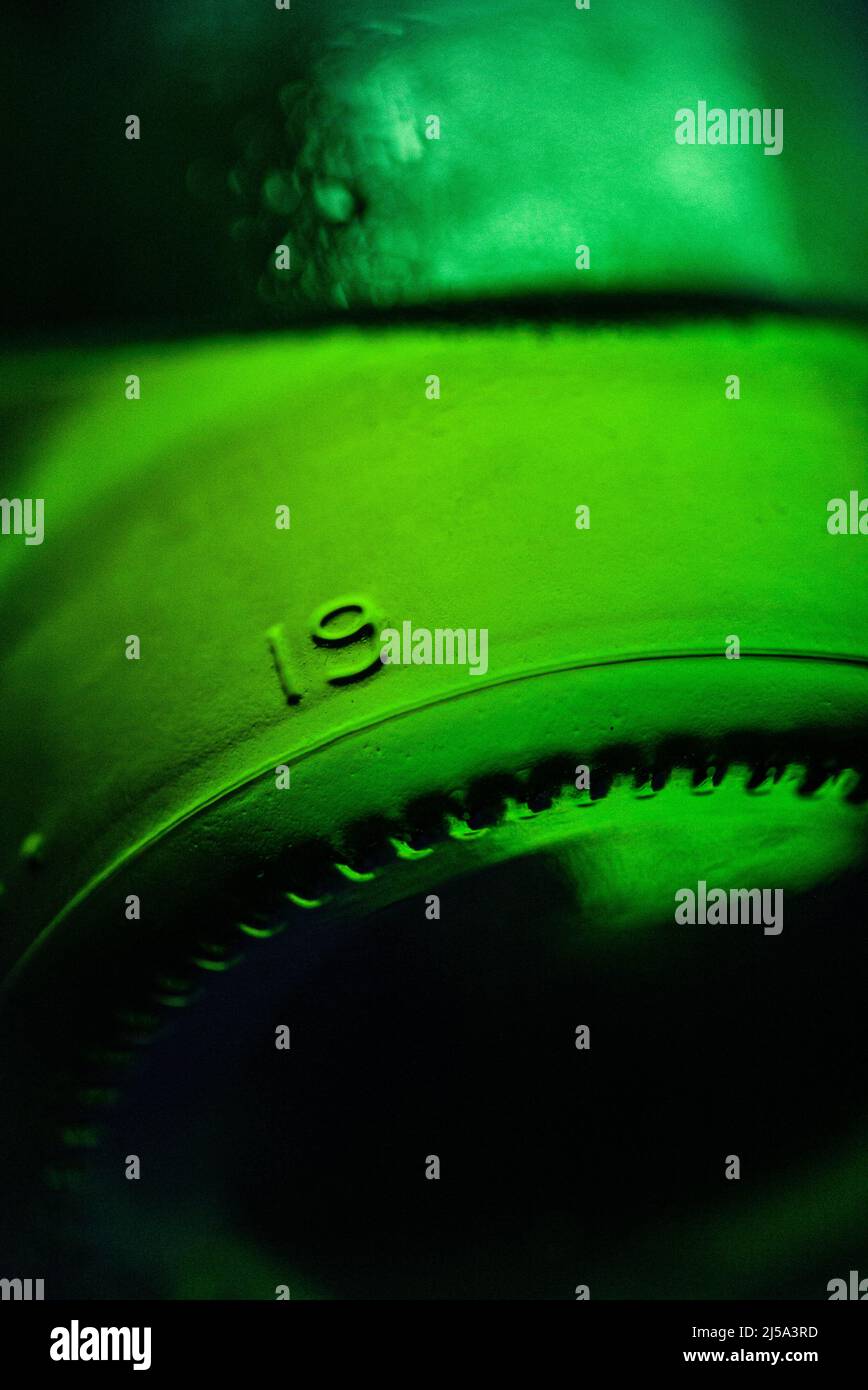 Dettaglio bottiglia in vetro verde. Foto Stock