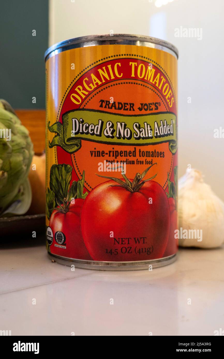 Lattano di pomodori a dadini del Joe del commerciante su un banco della cucina, 2022, Stati Uniti Foto Stock