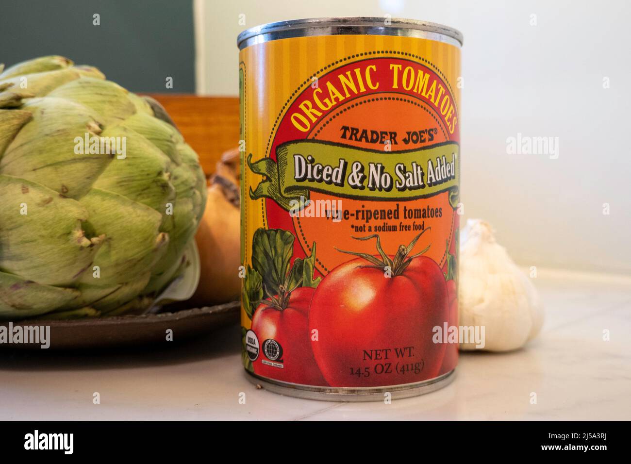 Lattano di pomodori a dadini del Joe del commerciante su un banco della cucina, 2022, Stati Uniti Foto Stock