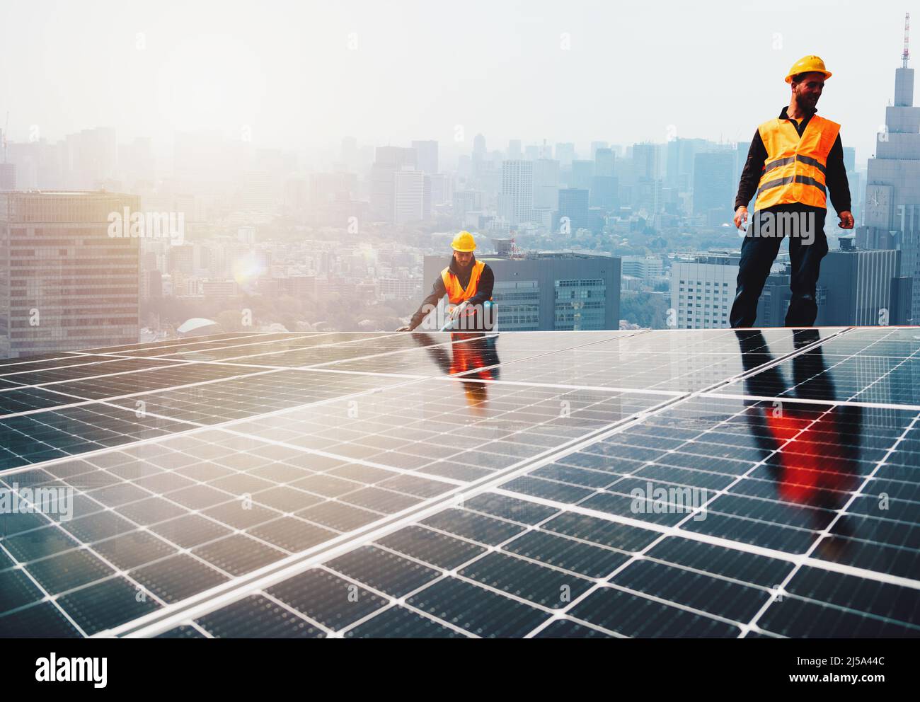 Gli operai assemblano il sistema di energia con il pannello solare per l'elettricità Foto Stock