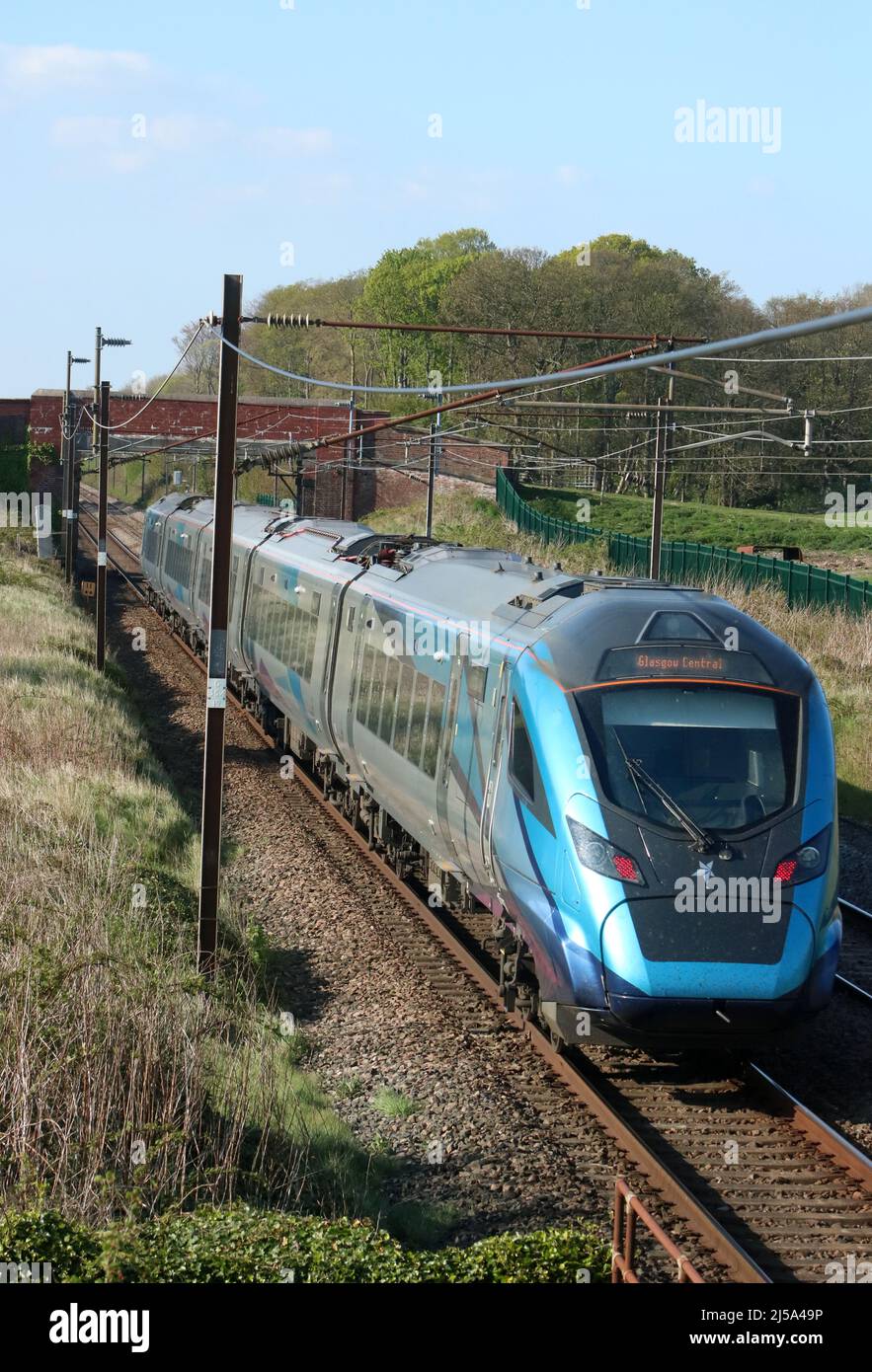 Classe 397 CAF Civity 5 auto Nova 2 emu, unità numero 397010, in livrea TPE passando Woodacre vicino Garstang, Lancashire su WCML il 21st aprile 2022. Foto Stock