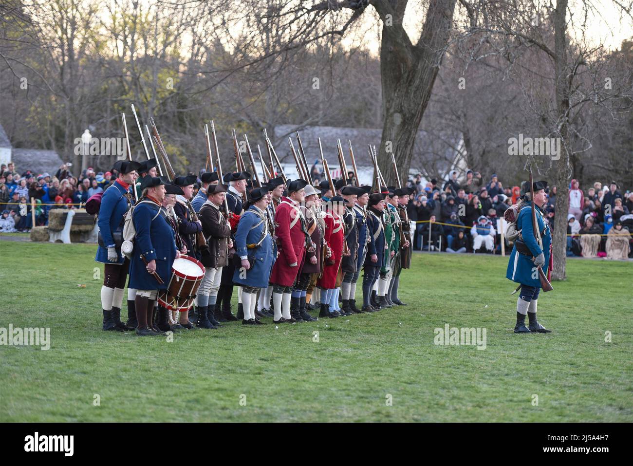 Lexington, Stati Uniti d'America. 18 aprile 2022. Attori storici in costume da parte dei Minutemen di Lexington partecipano a una rievocazione del Patriots Day il 18 aprile 2022 a Lexington, Massachusetts. Il Patriots Day è una festa speciale del Massachusetts che commemora la battaglia inaugurale della Guerra rivoluzionaria americana il 19 aprile 1775. Credit: Mark Herlihy/US Air Force/Alamy Live News Foto Stock