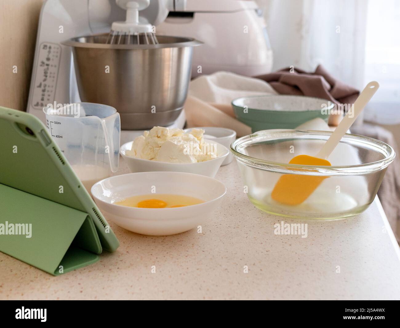 Preparazione del cibo durante il blocco. Ingredienti per cheesecake, spazio copia. Lezione di cucina online Foto Stock