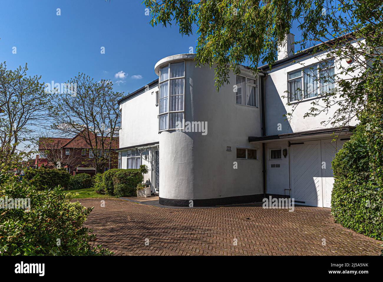 Casa bianca a due piani, Edgware, Londra, Inghilterra, Regno Unito. Foto Stock