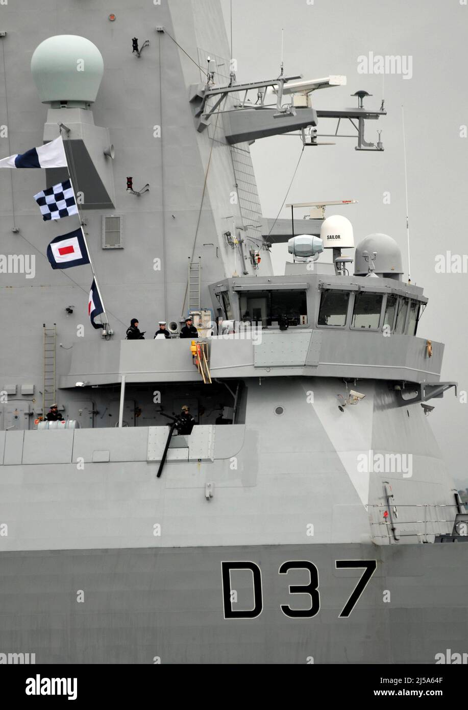 AJAXNETPHOTO. 30TH MAGGIO, 2014.PORTSMOUTH, INGHILTERRA. - TIPO 45 CACCIATORPEDINIERE HMS DUNCAN ENTRA NEL PORTO. PHOTO:JONATHAN EASTLAND/AJAX REF:DTH143005 9243 Foto Stock