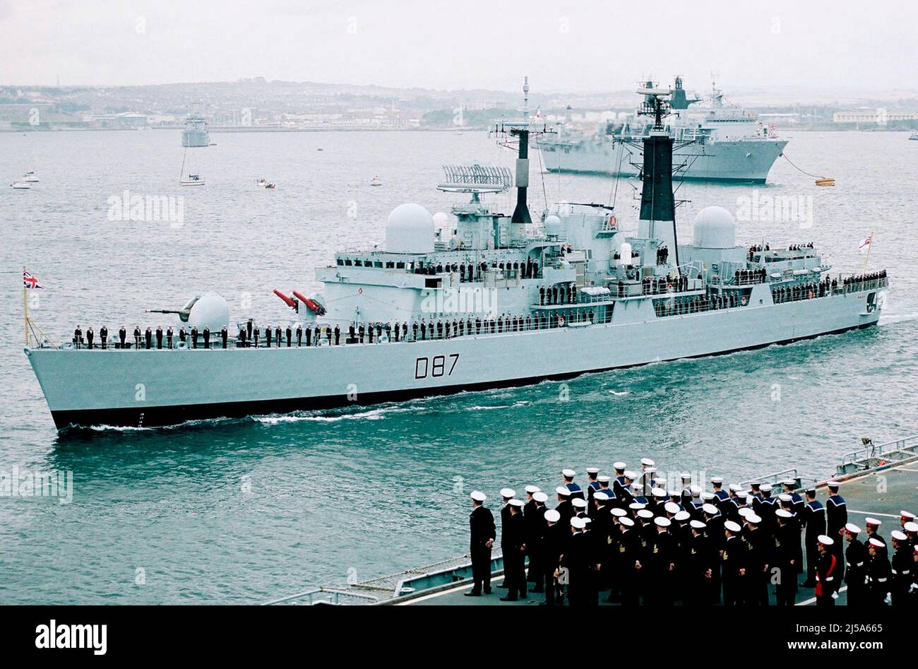 AJAXNETPHOTO. 23RD LUGLIO 2003. PLYMOUTH, INGHILTERRA. IL CACCIATORPEDINIERE HMS NEWCASTLE NAVIGA DAVANTI DURANTE LA PRESENTAZIONE DEI COLORI DELLA REGINA. FOTO:JONATHAN EASTLAND/AJAX. REF:323072 36 Foto Stock