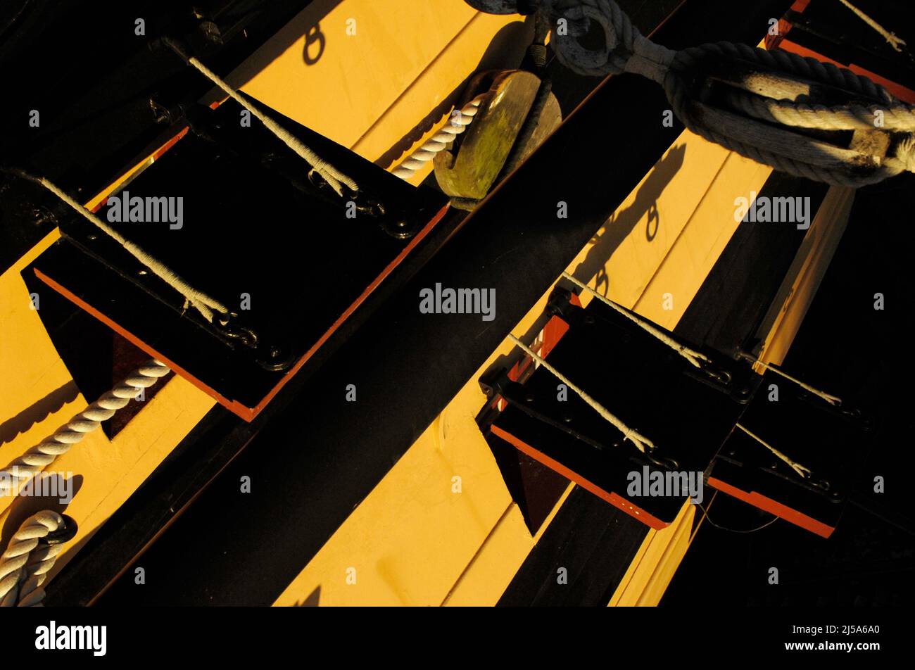 AJAXNETPHOTO. 21ST OCT, 2010. PORTSMOUTH, INGHILTERRA. - I CANNONIERE DELLA NAVE AMMIRAGLIA DI NELSON H.M.S.VICTORY. PHOTO:JONATHAN EASTLAND/AJAX REF:D2 X2110 807 Foto Stock