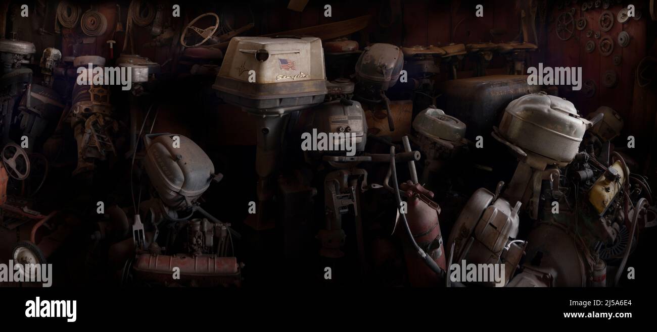 Un'immagine panoramica modica dei motori fuoribordo in un capannone Foto Stock