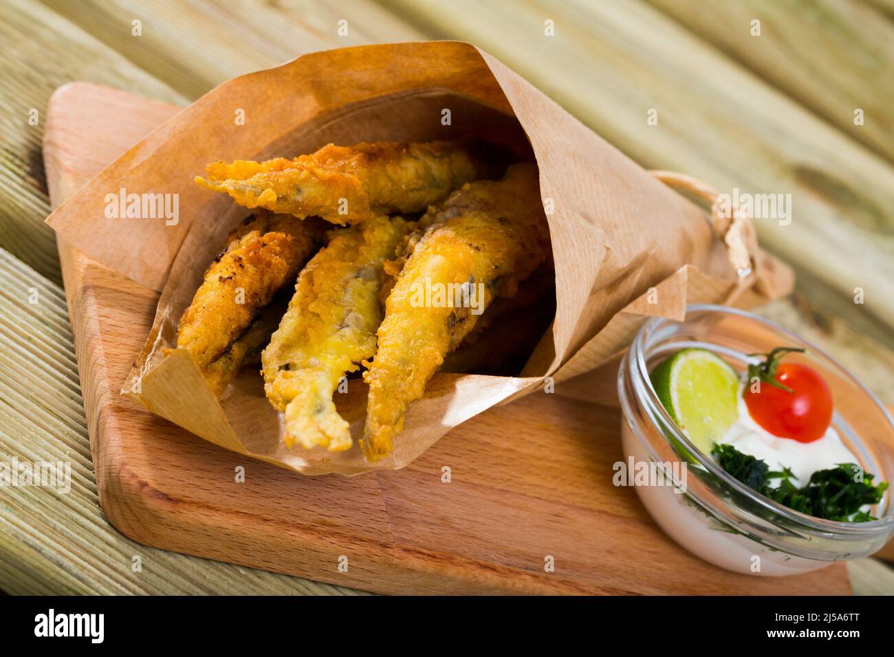 Pesce e patatine con salsa di formaggio cremosa Foto Stock