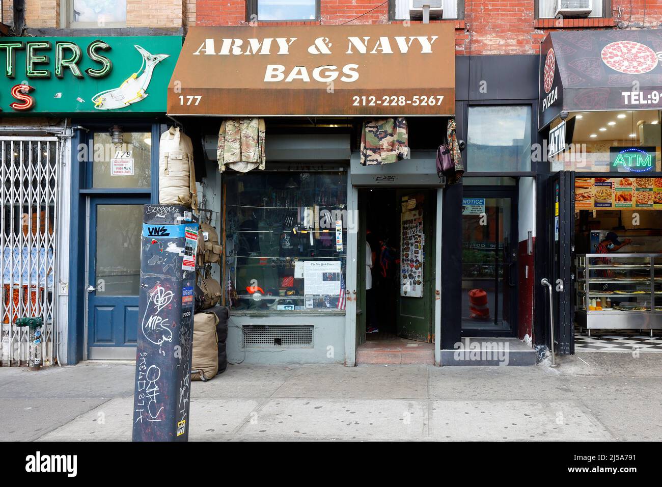 Army & Navy Bags, 177 e Houston St, New York, NYC foto di un negozio di abbigliamento e eccedenza nel Lower East Side di Manhattan. Foto Stock
