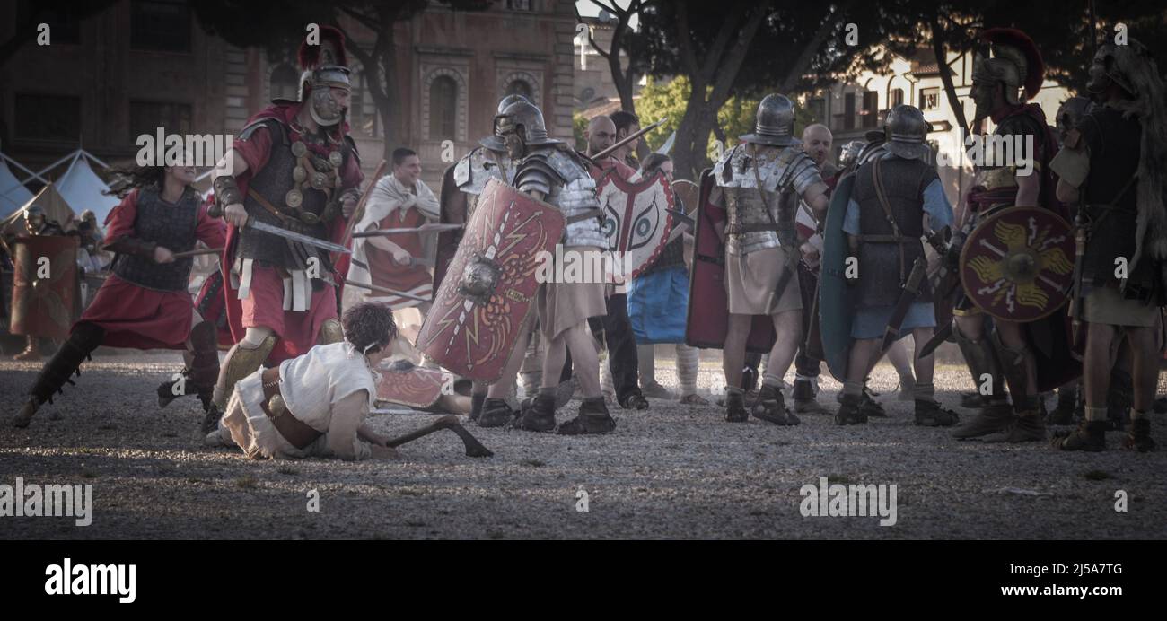 Soldati romani in una rievocazione storica nel mese di aprile. Persone che eseguono una legione romana e spade barbariche attraversate al Colosseo, Circo massimo Foto Stock