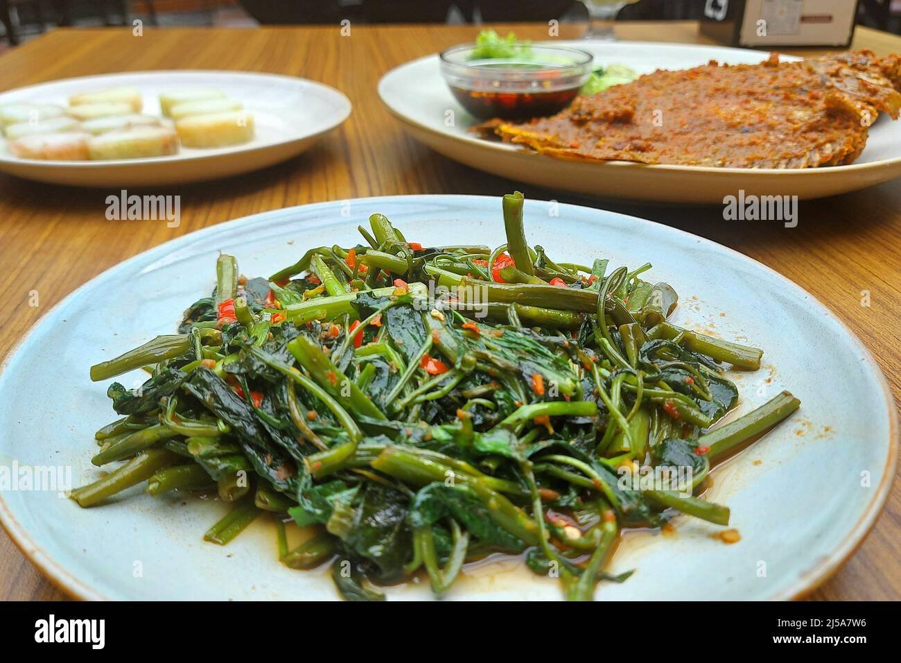 Acqua Spinach alimentazione vegetale, cibo tradizionale dell'Indonesia Foto Stock