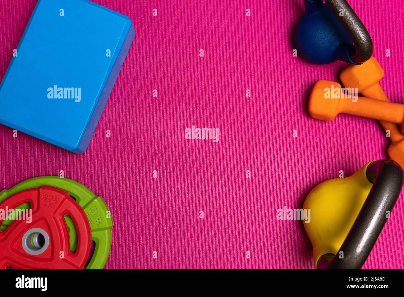 Mat Kettlebell yoga spazio verde sfondo rosso fitness peso, per l'allenamento dumbbell per stile di vita e primi accessori, band up. Promemoria istantaneo Foto Stock