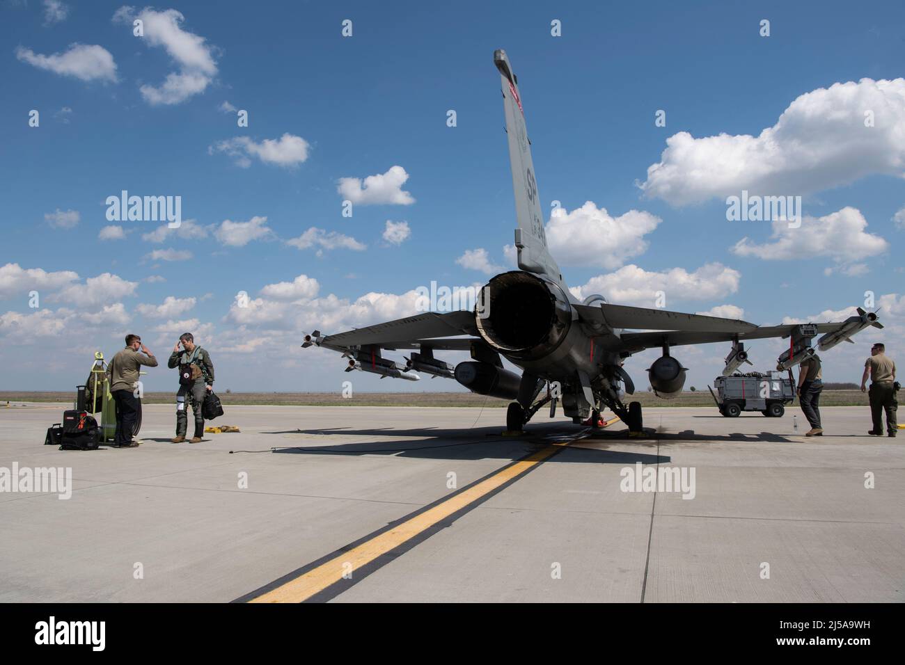 William McKibban, vice comandante dell'ala dei combattenti 52nd, e Airman 1st Classe Nick Markas, capo dell'equipaggio di Squadron dei combattenti di Expeditionary, scambia saluti accanto a un jet dell'aeronautica statunitense F-16 Fighting Falcon dopo il volo di McKibban alla base aerea 86th, Romania, 480th 21 aprile 2022. McKibban ha fatto una visita alla AB 86th per incontrare Airmen, osservare le operazioni e incontrare il comandante di base rumeno. (STATI UNITI Air Force foto di Tech. SGT. Maeson L. Elleman) Foto Stock