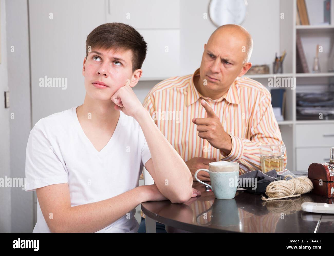 Padre che ha tenuto lezioni al figlio adolescente Foto Stock