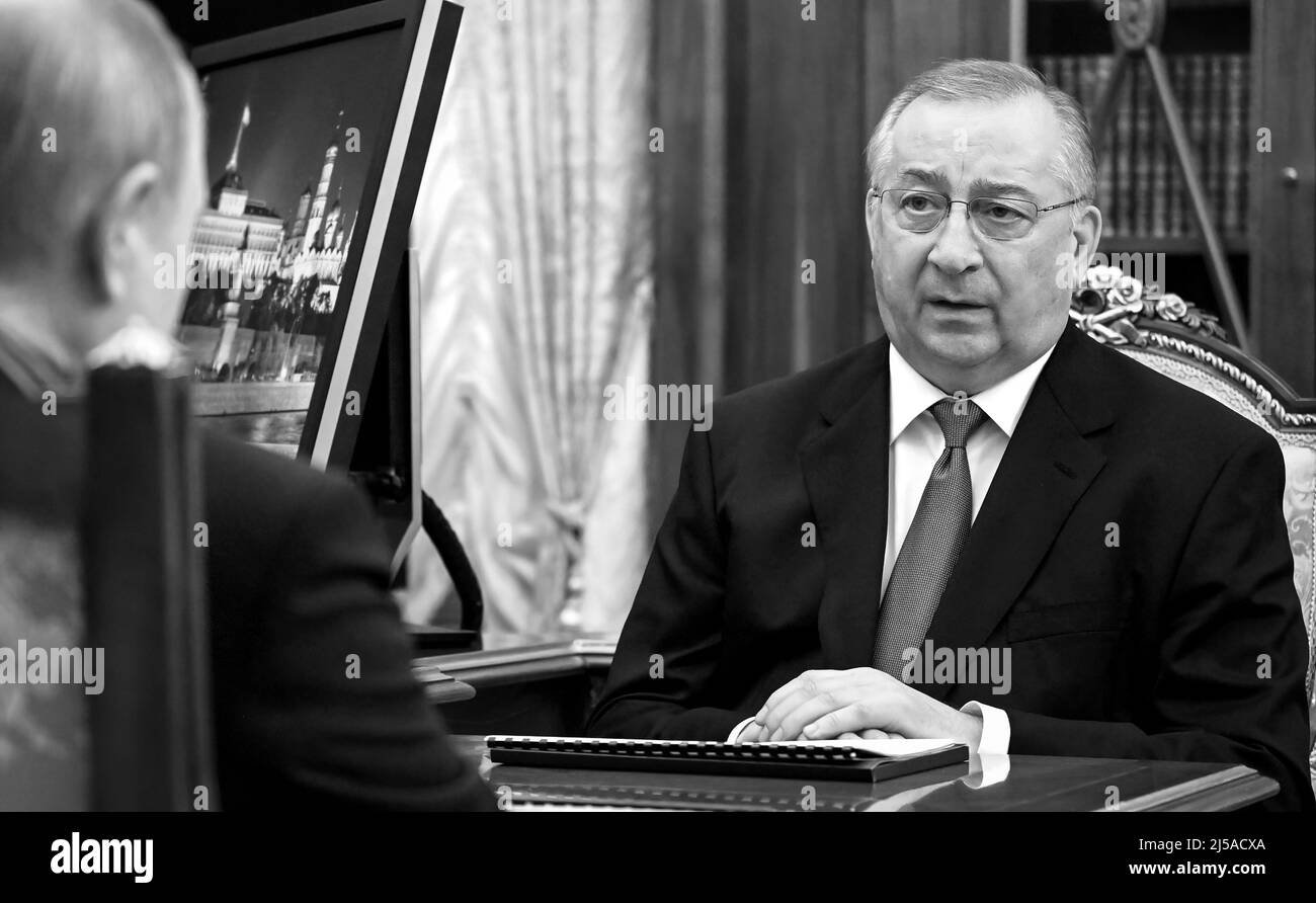 Il presidente russo Vladimir Putin ha avuto un incontro di lavoro con il presidente della Transneft Nikolai Tokarev Joint Stock Company Transneft (in russo: Транснефть) è una società di trasporto di gasdotti controllata dallo stato con sede a Mosca, Russia. È la più grande società di oleodotti del mondo. Transneft opera per oltre 70.000 chilometri (43.000 miglia) di gasdotti e trasporta circa il 80% del petrolio e il 30% dei prodotti petroliferi prodotti in Russia. La società è guidata da Nikolay Tokarev. FOTO: Il Cremlino Foto Stock