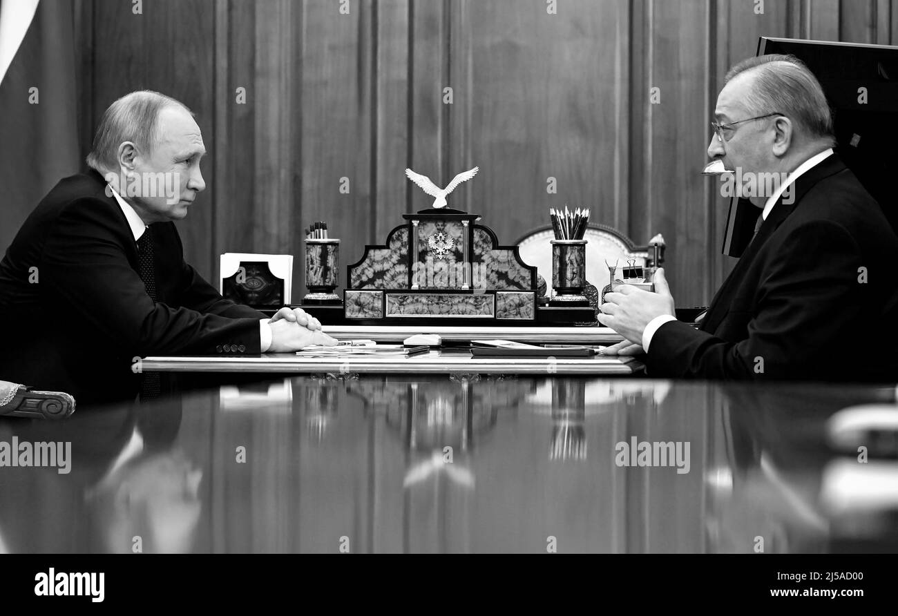 Il presidente russo Vladimir Putin ha avuto un incontro di lavoro con il presidente della Transneft Nikolai Tokarev Joint Stock Company Transneft (in russo: Транснефть) è una società di trasporto di gasdotti controllata dallo stato con sede a Mosca, Russia. È la più grande società di oleodotti del mondo. Transneft opera per oltre 70.000 chilometri (43.000 miglia) di gasdotti e trasporta circa il 80% del petrolio e il 30% dei prodotti petroliferi prodotti in Russia. La società è guidata da Nikolay Tokarev. FOTO: Il Cremlino Foto Stock