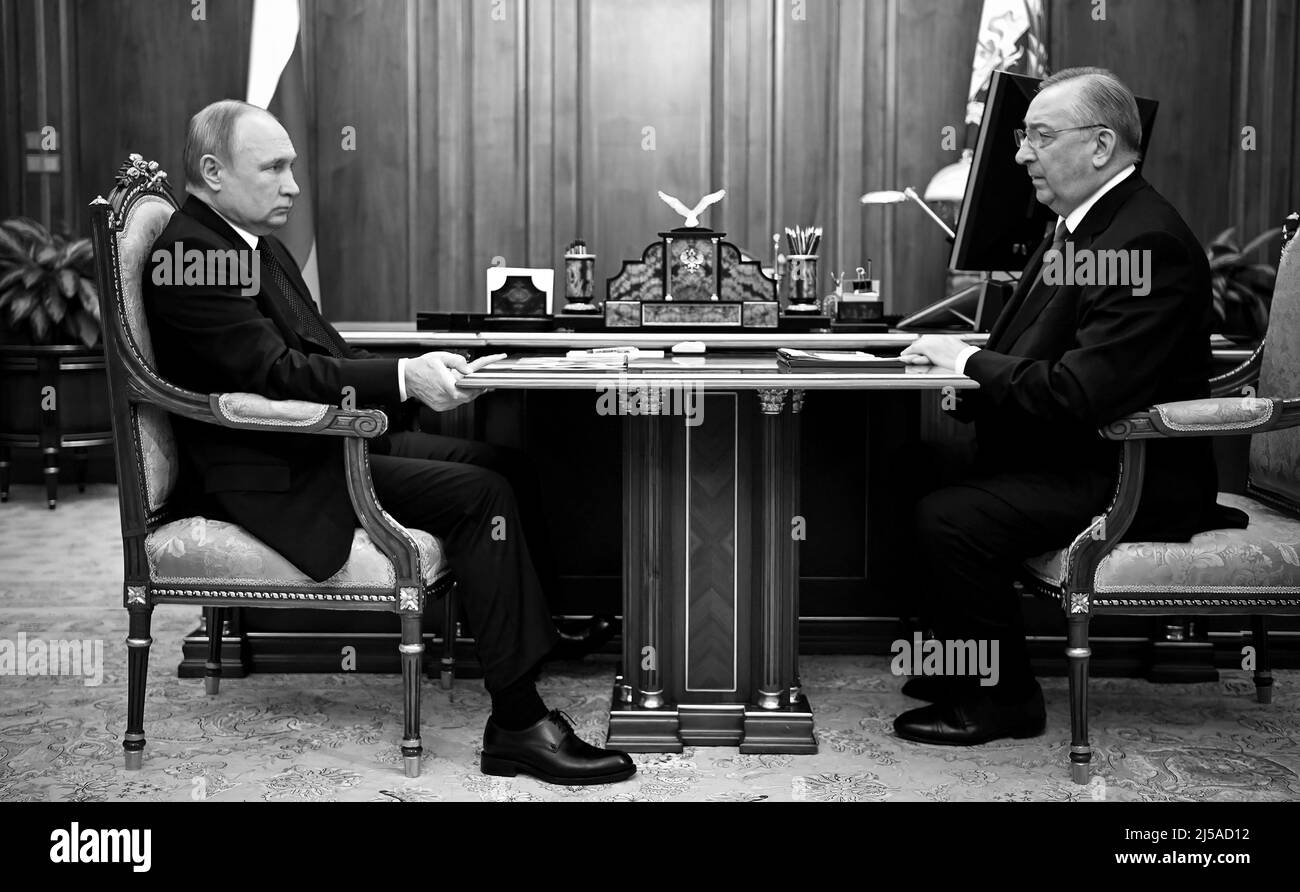 Il presidente russo Vladimir Putin ha avuto un incontro di lavoro con il presidente della Transneft Nikolai Tokarev Joint Stock Company Transneft (in russo: Транснефть) è una società di trasporto di gasdotti controllata dallo stato con sede a Mosca, Russia. È la più grande società di oleodotti del mondo. Transneft opera per oltre 70.000 chilometri (43.000 miglia) di gasdotti e trasporta circa il 80% del petrolio e il 30% dei prodotti petroliferi prodotti in Russia. La società è guidata da Nikolay Tokarev. FOTO: Il Cremlino Foto Stock