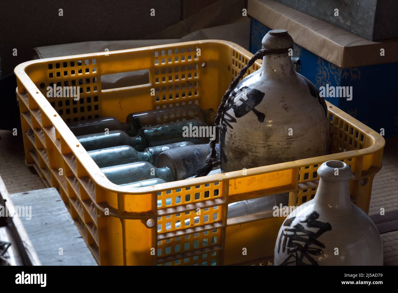 iida, nagano, giappone, 2022/08/04 , bottiglie di ceramica usate per trasportare il sake in tempi antichi. I nonni li portarono al negozio dove erano riempiti Foto Stock
