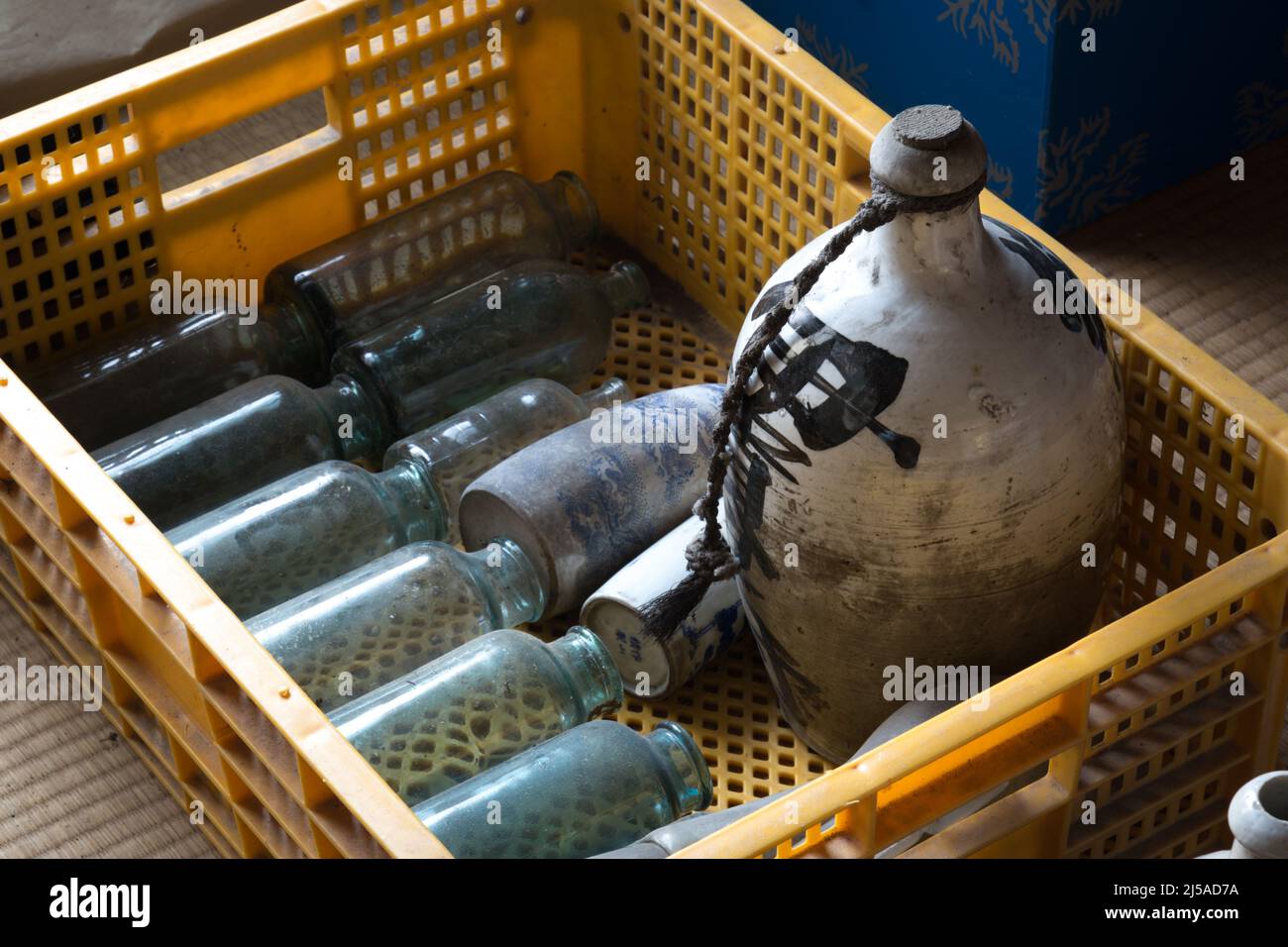 iida, nagano, giappone, 2022/08/04 , bottiglie di ceramica usate per trasportare il sake in tempi antichi. I nonni li portarono al negozio dove erano riempiti Foto Stock