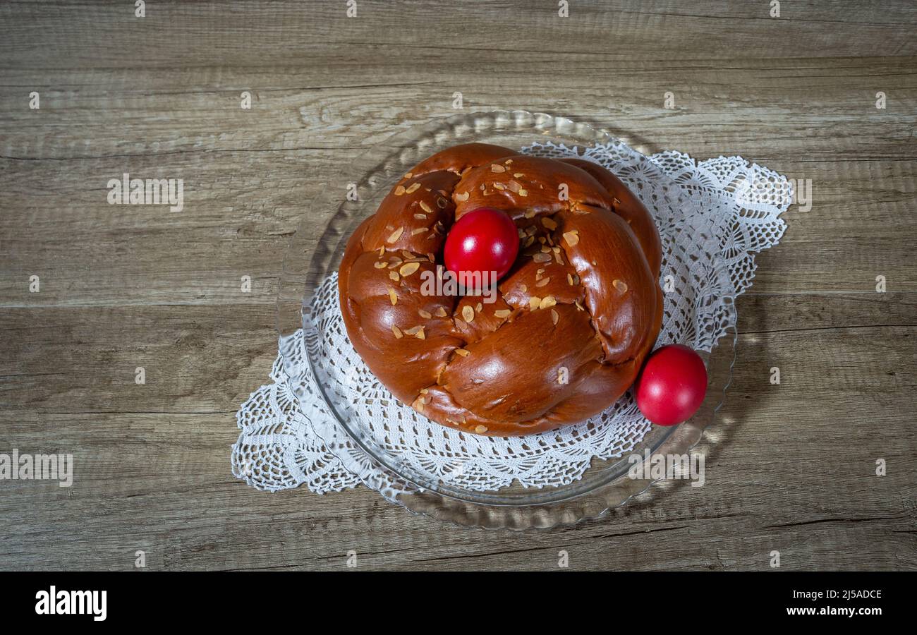 Pane tradizionale pasquale, tsoureki greco e uova rosse Foto Stock