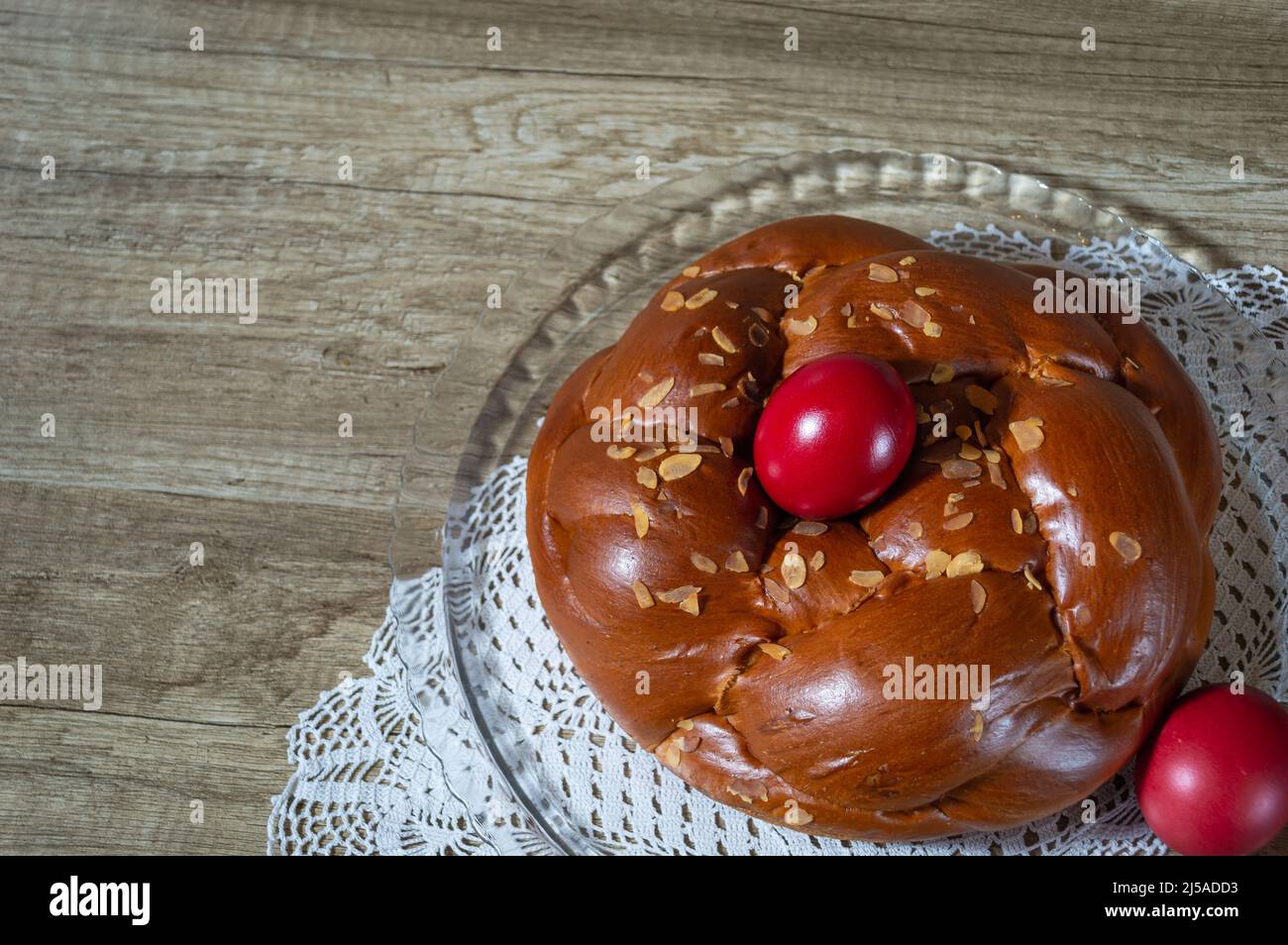 Pane tradizionale pasquale, tsoureki greco e uova rosse Foto Stock