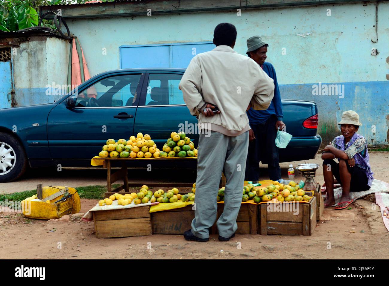 Un venditore di frutta ad Antananarivo, Madagascar. Foto Stock