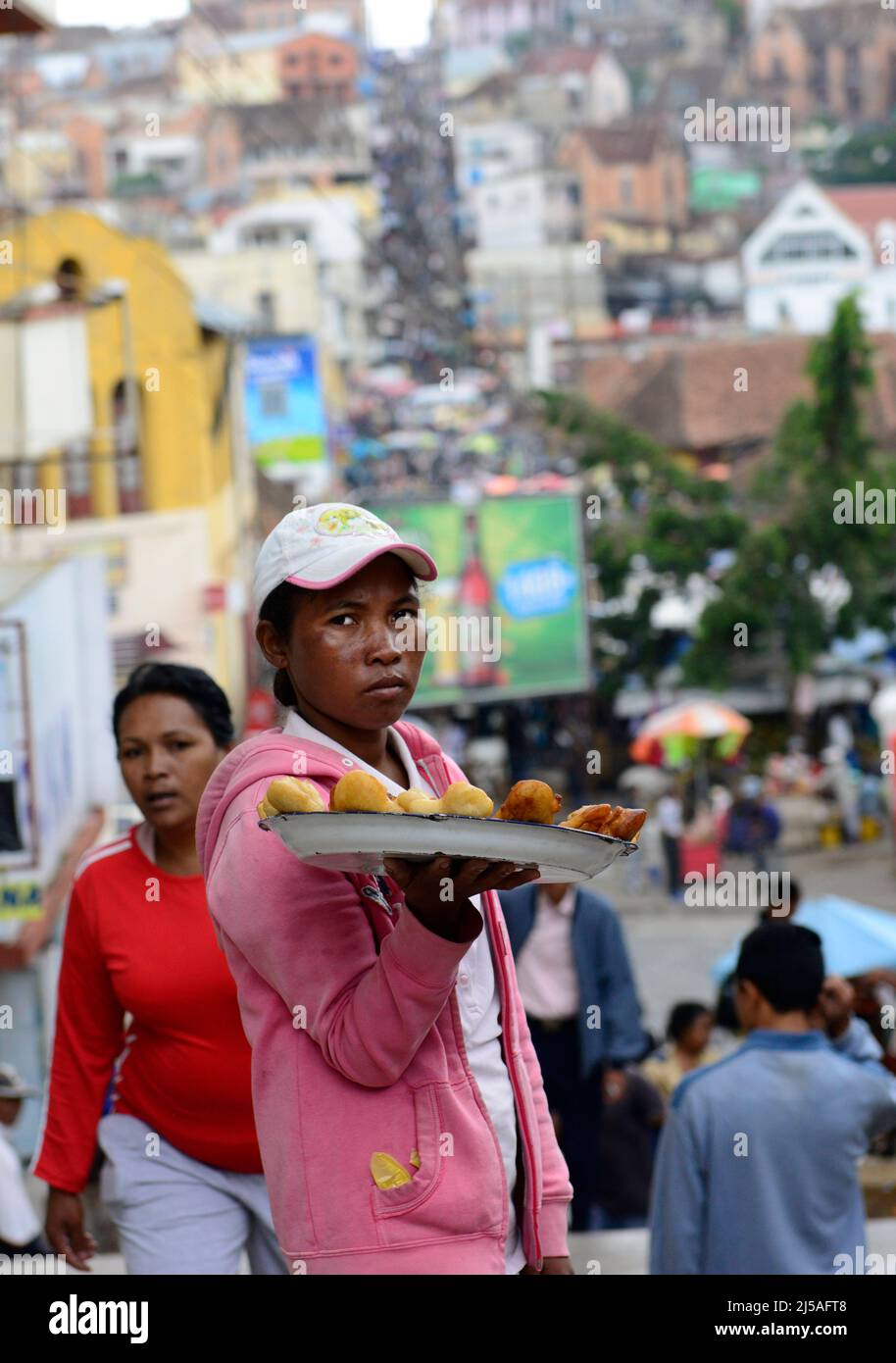 Una donna malgascia che vende snack ad Antananarivo, Madagascar. Foto Stock
