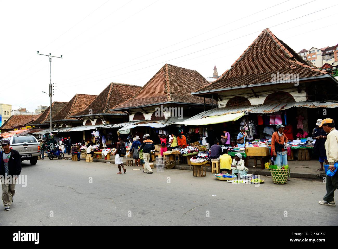 Il vivace mercato di Analakely ad Antananarivo, Madagascar. Foto Stock