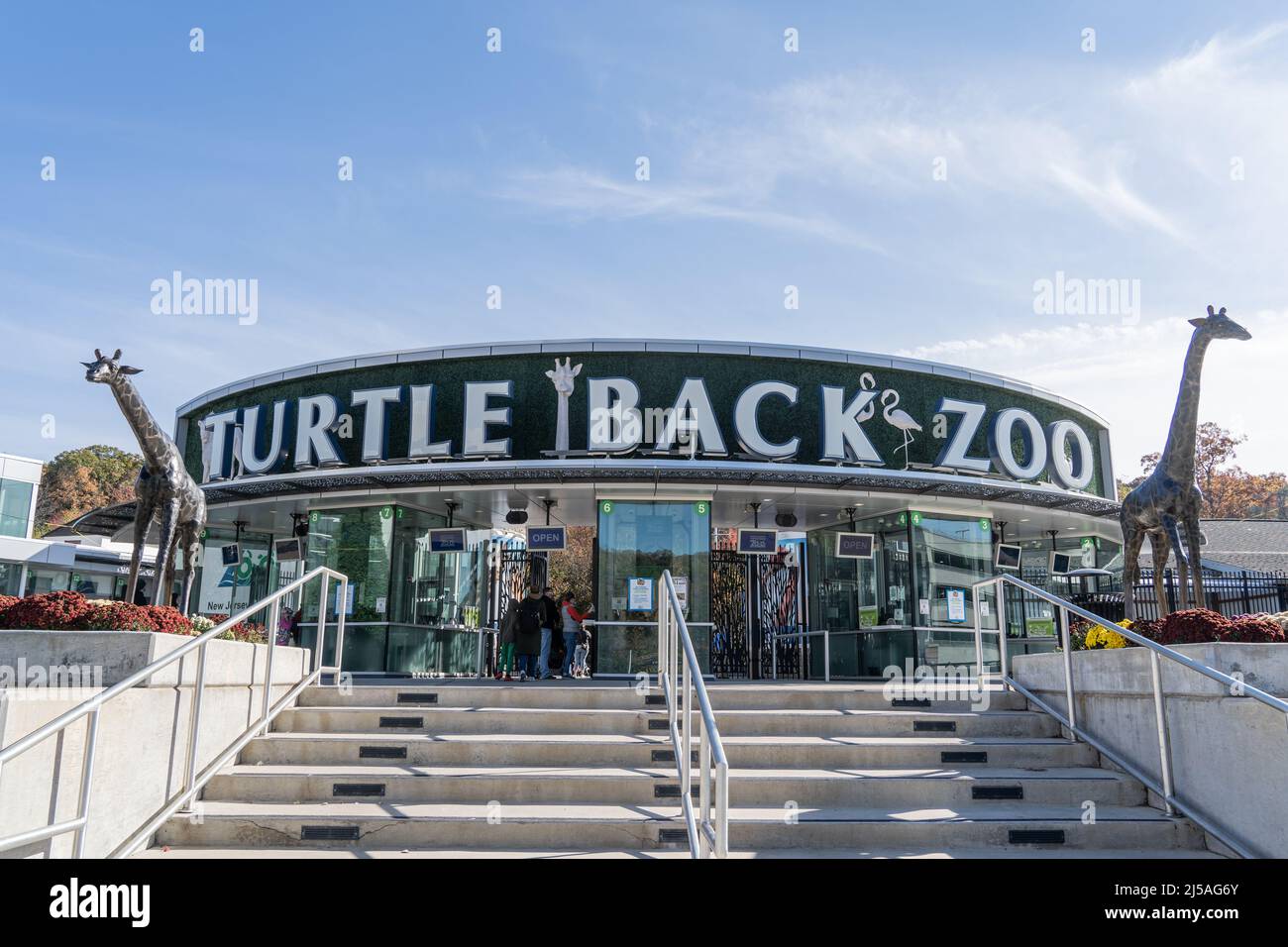 West Orange, New Jersey, USA- 7 novembre 2021: I visitatori acquistano i biglietti per l'Essex County Turtle Back Zoo, che fa parte del South Mountain Recreation Foto Stock