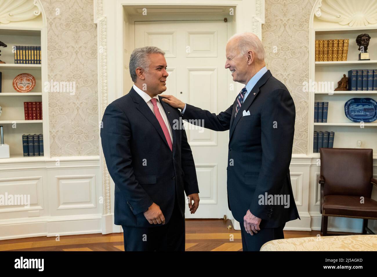 Washington, Stati Uniti d'America. 10 marzo 2022. Il presidente degli Stati Uniti Joe Biden incontra il presidente colombiano Ivan Duque, a sinistra, nell'ufficio ovale della Casa Bianca 10 marzo 2022 a Washington, D.C. Credit: Adam Schultz/White House Photo/Alamy Live News Foto Stock