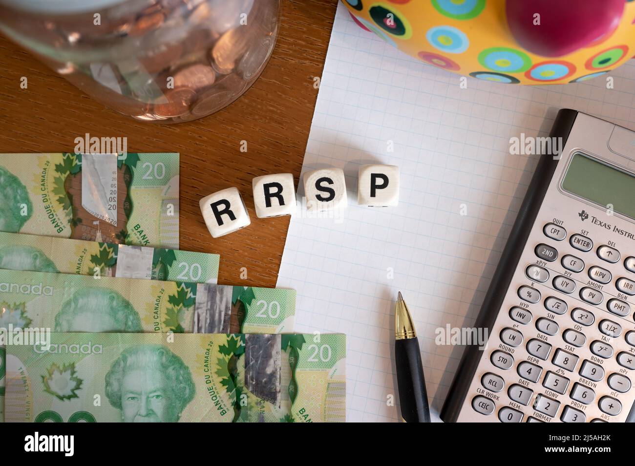 Calgary, Alberta - 21 aprile 2022: RRSP Concept con dollari canadesi, penna e calcolatrice, Foto Stock