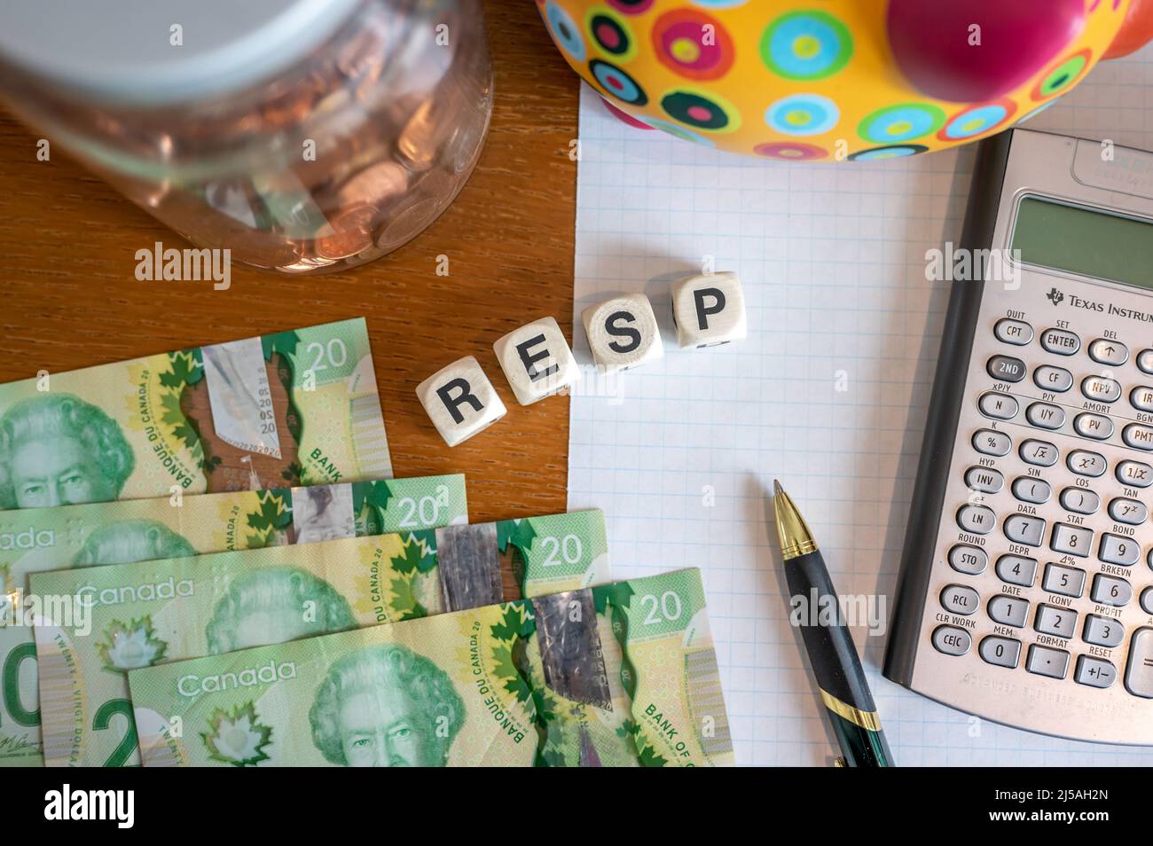 Calgary, Alberta - 21 aprile 2022: RESP Concept con dollari canadesi, penna e calcolatrice, Foto Stock