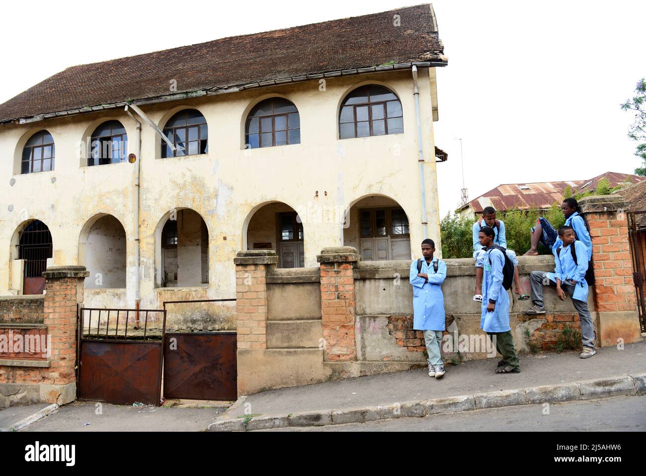 Adolescenti Malgascio ragazze che indossano la loro divisa scuola. Antananarivo, Madagascar. Foto Stock