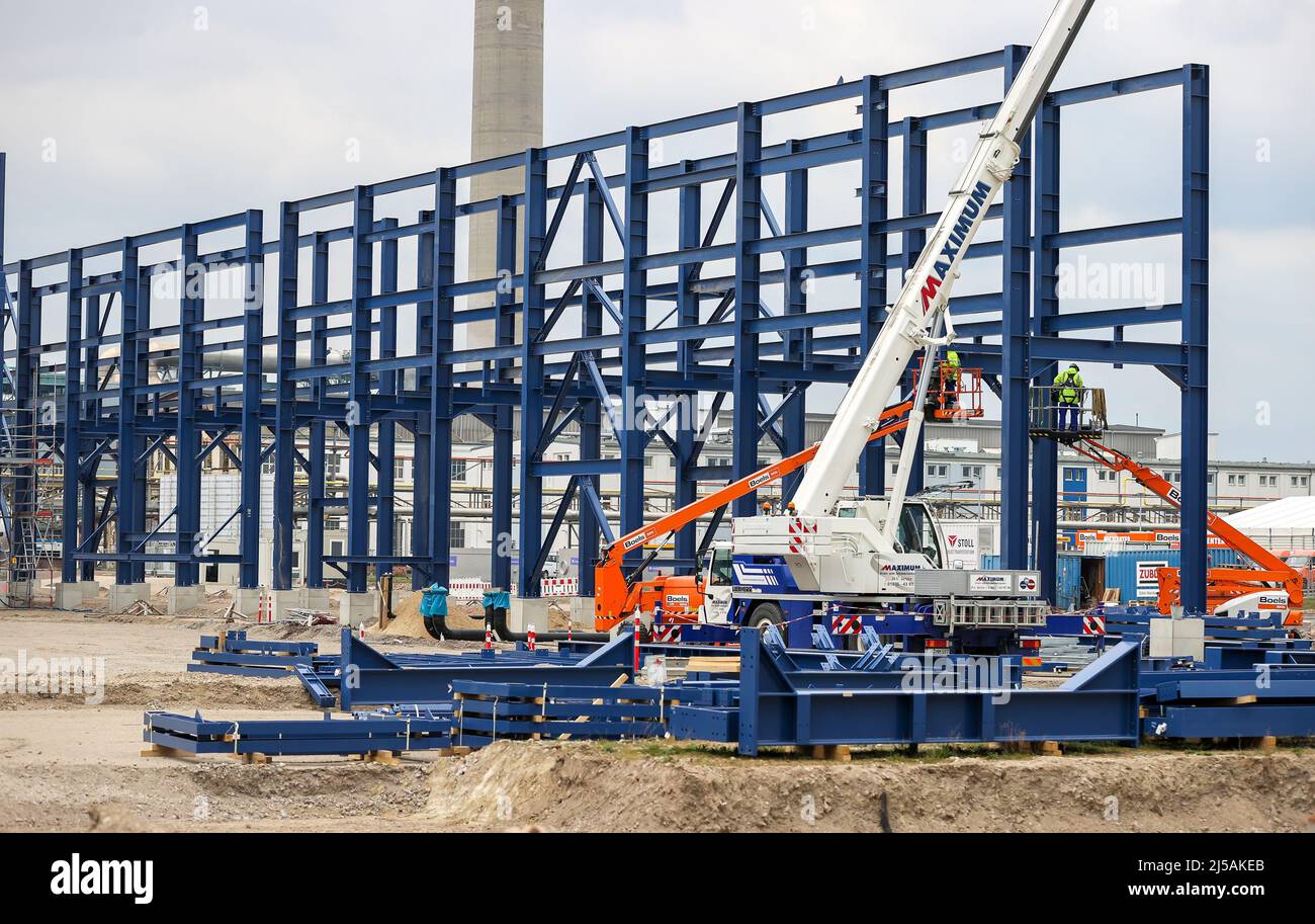 Leuna, Germania. 20th Apr 2022. I lavoratori assemblano ponti blu come la spina dorsale della futura biorefineria UPM. A partire dal 2023, la società finlandese intende produrre materie prime chimiche a base di legno per imballaggi, parti di automobili e suole per calzature. A tal fine saranno investiti 550 milioni di euro e 220.000 tonnellate metriche di prodotti saranno prodotte ogni anno. (Vista aerea con drone) Credit: Jan Woitas/dpa/Alamy Live News Foto Stock