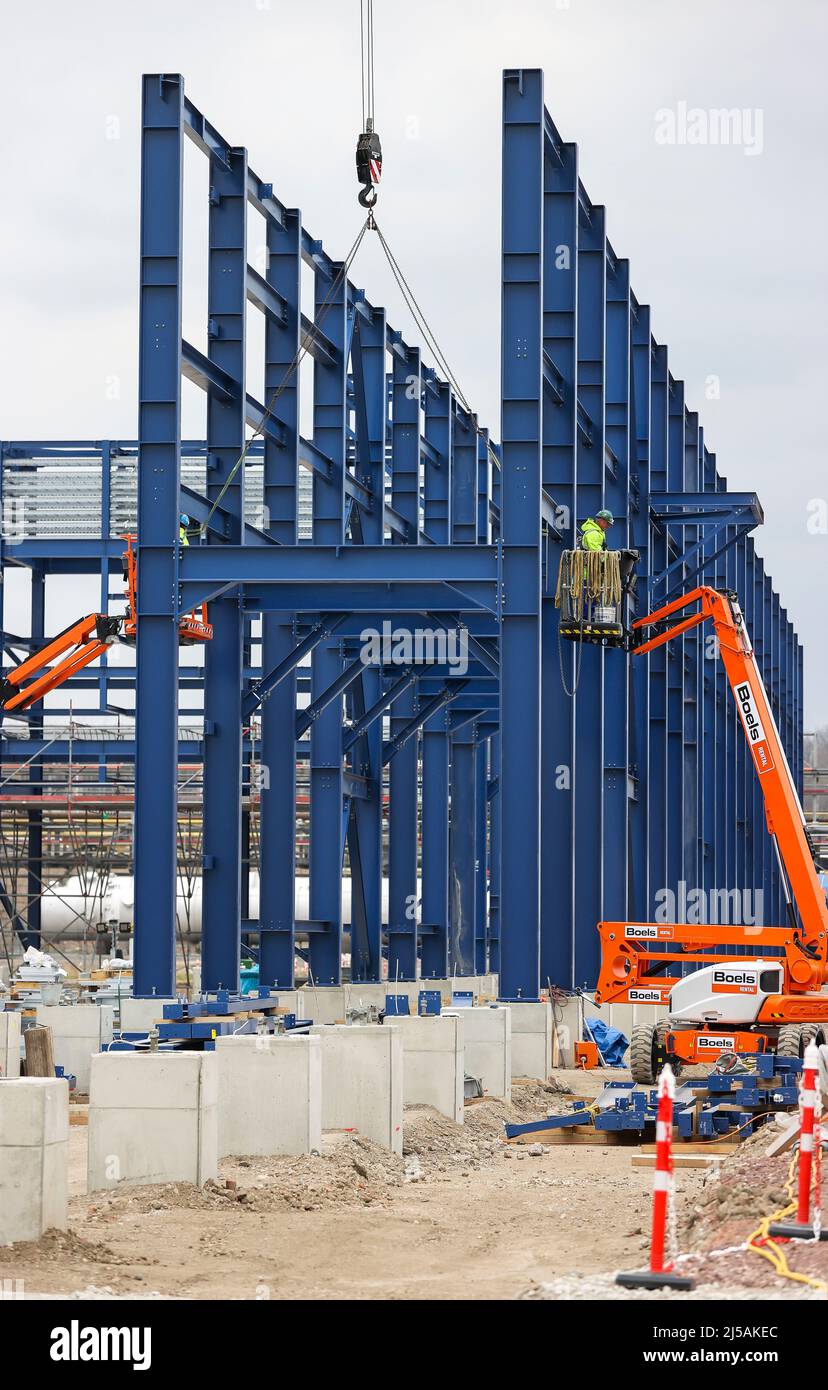Leuna, Germania. 20th Apr 2022. I lavoratori assemblano ponti blu come la spina dorsale della futura biorefineria UPM. A partire dal 2023, la società finlandese intende produrre materie prime chimiche a base di legno per imballaggi, parti di automobili e suole per calzature. A tal fine saranno investiti 550 milioni di euro e 220.000 tonnellate metriche di prodotti saranno prodotte ogni anno. (Vista aerea con drone) Credit: Jan Woitas/dpa/Alamy Live News Foto Stock