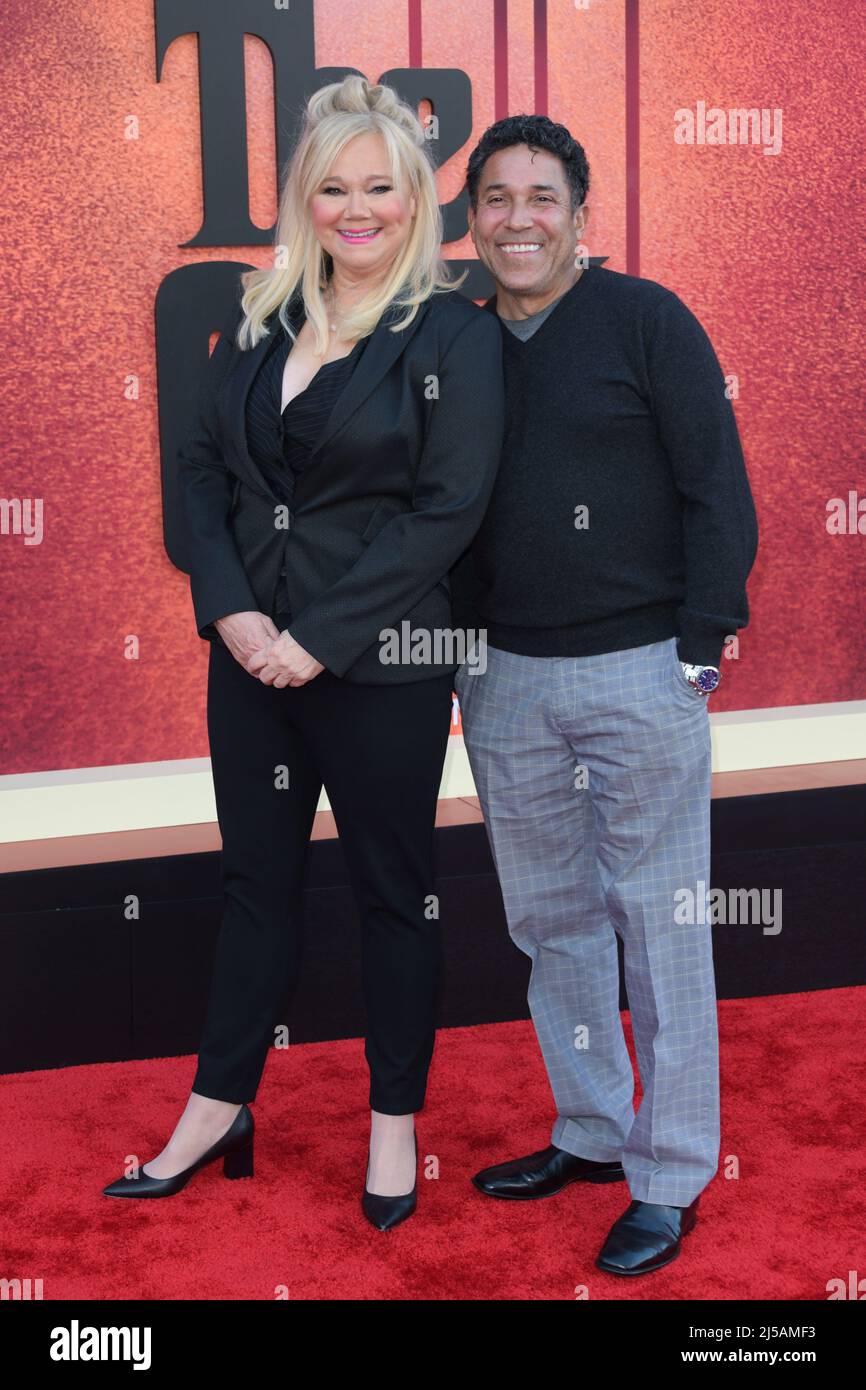 20 aprile 2022, Los Angeles, California, Stati Uniti d'America: CAROLINE RHEA (L) e OSCAR NUNEZ partecipano al Los Angeles Premiere di Paramount Plus New Series ''The Offer' (Credit Image: © Charlie Steffens/ZUMA Press Wire) Foto Stock