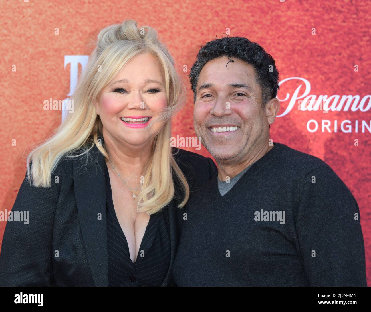 20 aprile 2022, Los Angeles, California, Stati Uniti d'America: CAROLINE RHEA (L) e OSCAR NUNEZ partecipano al Los Angeles Premiere di Paramount Plus New Series ''The Offer' (Credit Image: © Charlie Steffens/ZUMA Press Wire) Foto Stock