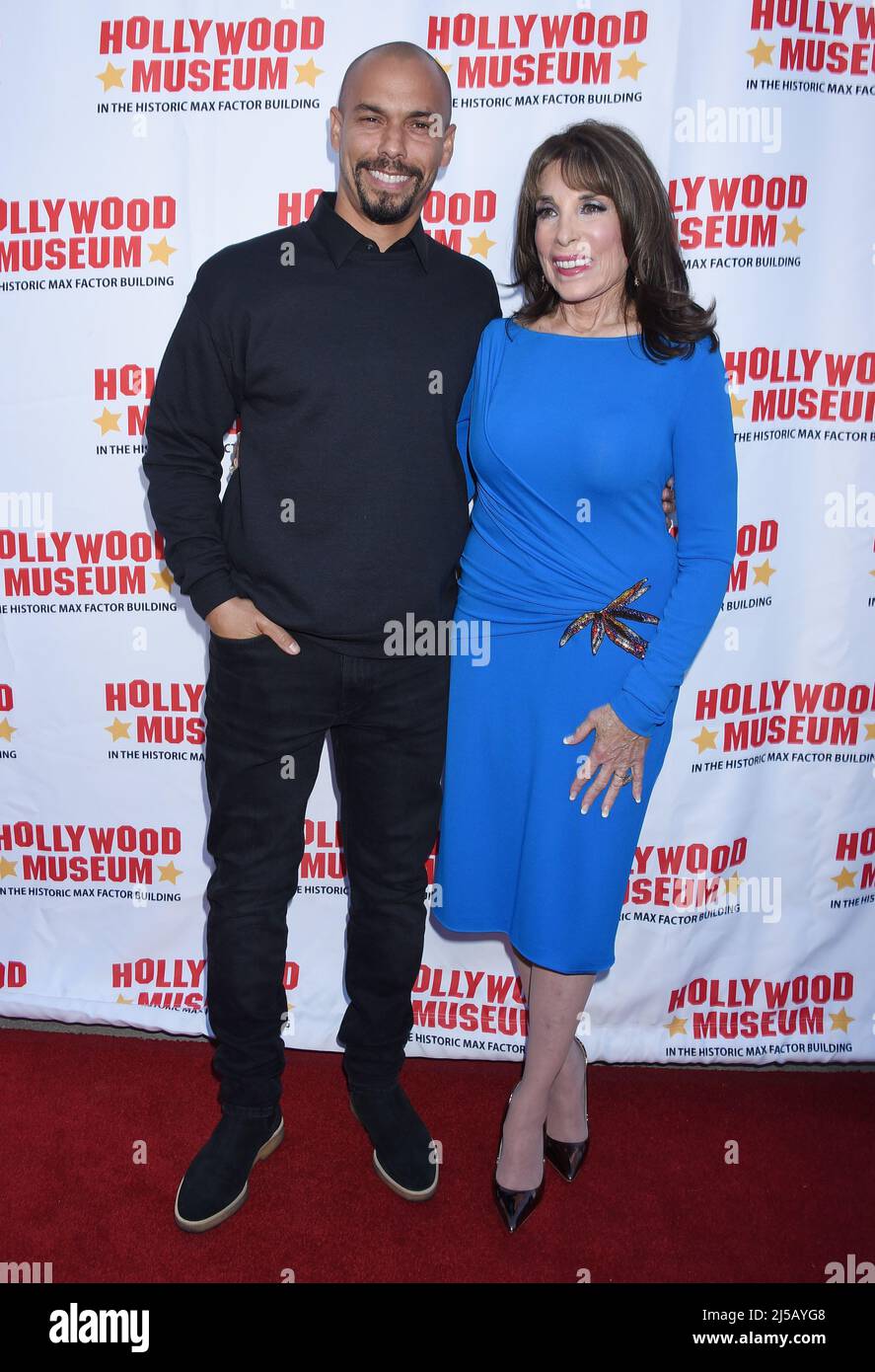 Los Angeles, Stati Uniti. 21st Apr 2022. Bryton James e Kate Linder al Museo di Hollywood Honors Kate Linder sui suoi 40 anni su ÔThe Young e il RestlessÕ tenuto al Museo di Hollywood il 21 aprile 2022 a Los Angeles, CA. © Janet Gough / AFF-USA.COM Credit: AFF/Alamy Live News Foto Stock